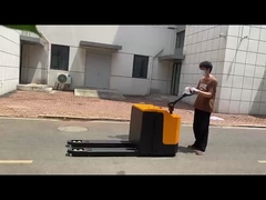 Carga/descarga en almacén: transporte de mercancías palatalizadas en instalaciones de almacenamiento.