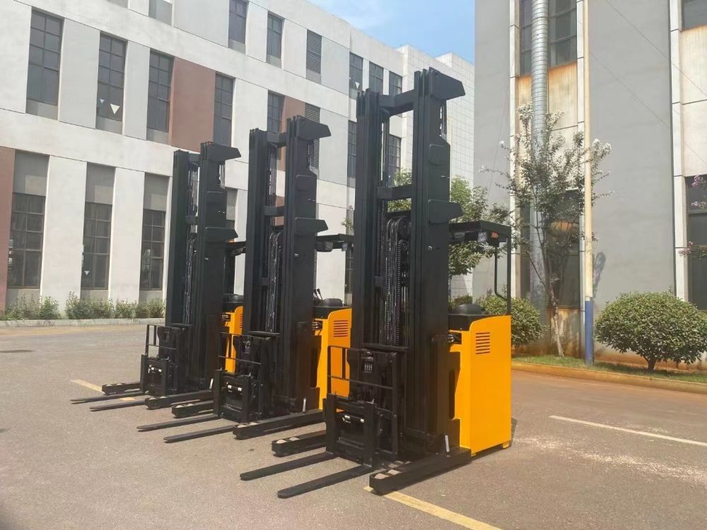 1.5 Ton Deep Reach Truck Three Section 2585mm Free lifting height